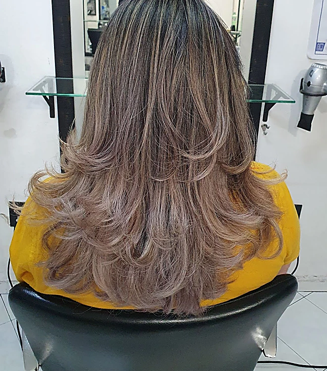 Cabello en capas con balayage castaño y rubio, de espaldas
