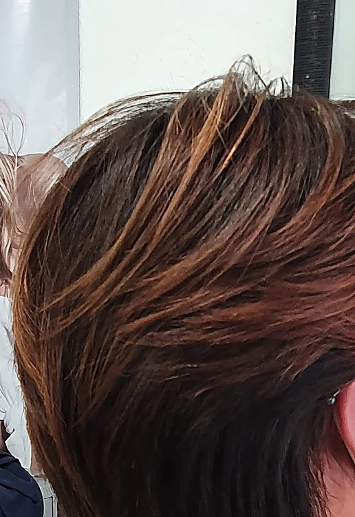 Corte corto con luces cobre, visto desde atrás