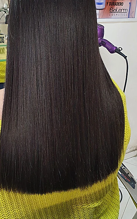 Cabello negro largo, liso y brillante, de espaldas, después de un alaciado