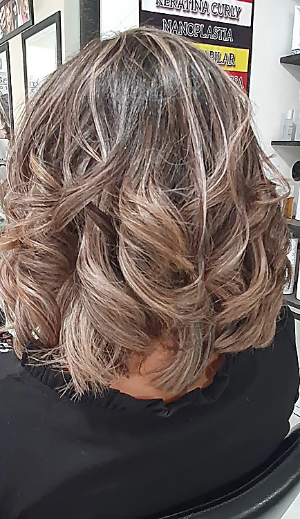 Ondas cortas con luces cenizas, de espaldas