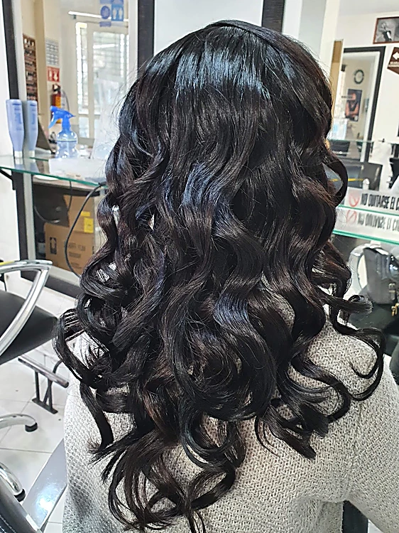 Ondas negras largas y brillantes, de espaldas