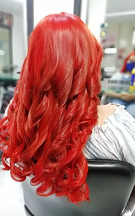 Ondas largas en rojo cobre brillante, de espaldas